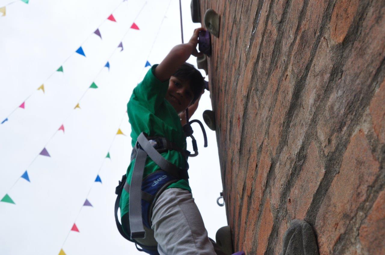 Un momento della manifestazione Arrampilandia - un ragazzo sulla parete di arrampicata della chiesa